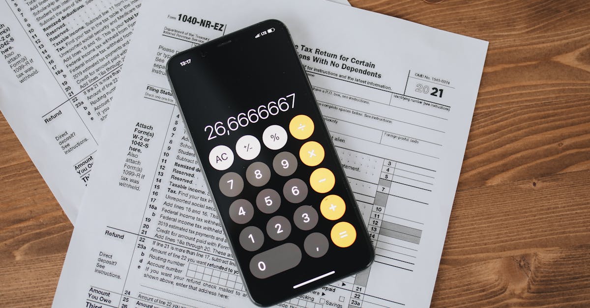 Visão aérea de smartphone e calculadora sobre mesa com documentos financeiros