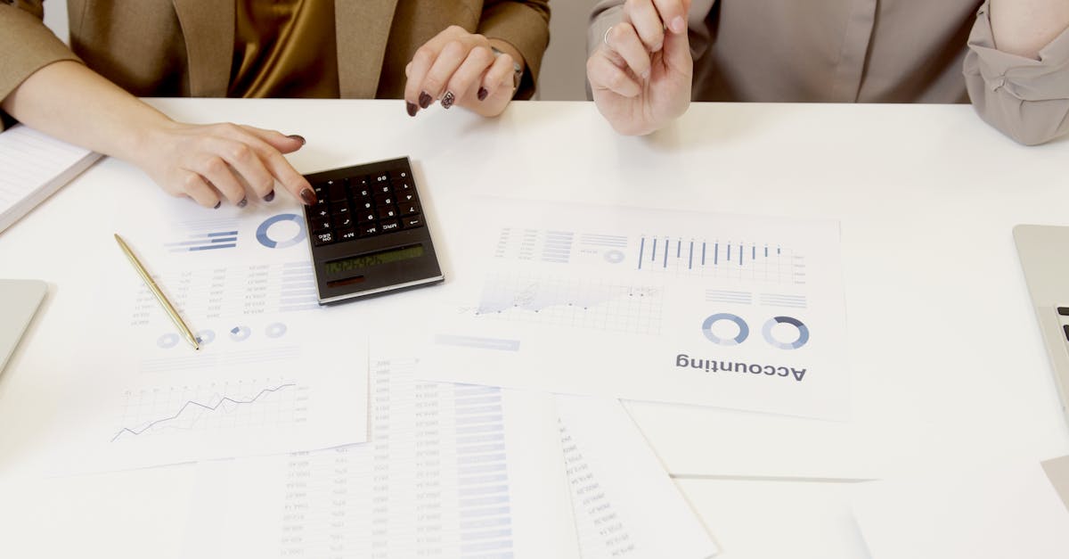 Dois profissionais analisando documentos financeiros