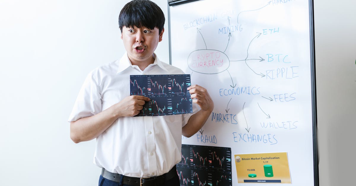 Conceito de finanças pessoais com moedas e documentos sobre mesa